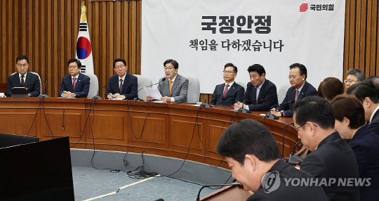국민의힘 권성동 원내대표(왼쪽 네번째)가 25일 국회에서 열린 원내대책회의에서 발언하고 있다. 연합뉴스